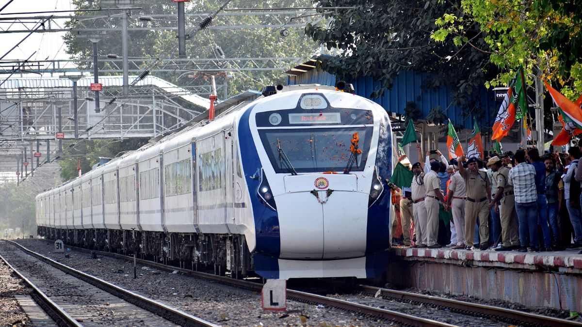 Pm Modi To Flag Off First Vande Bharat Express Of Kerala On April Know Ticket Fare Timings